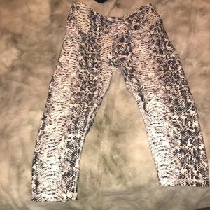 Black and White Snake Pattern Leggings